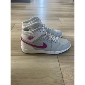 Nike Air Jordan 1 Retro High Grey Mist Fuchsia Flash Sneakers CON72 Size 7 Youth